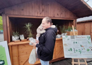 Dzieci odbierają sadzonki drzew.