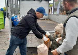Oddawanie szkła i tekstyliów.