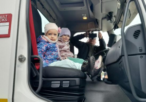 Oglądanie wozu służącego do zabierania śmieci.