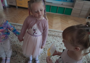 Dzieci bawi się w „ Życzliwego gońca”.