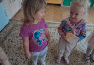 Dzieci bawi się w „ Życzliwego gońca”.