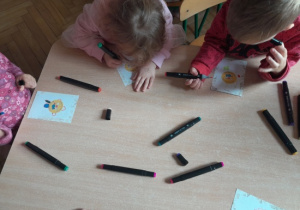 Dzieci rysują kwiat życzliwości