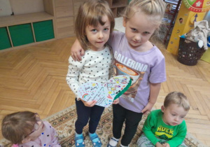 Laurki dla przyjaciela wykonane przez dzieci z rodzicami
