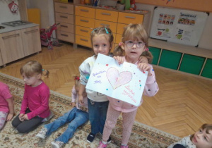 Laurki dla przyjaciela wykonane przez dzieci z rodzicami