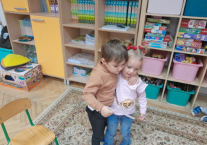 Dzieci wręczają laurki dla przyjaciela