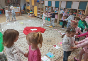 Dzieci tańczą do piosenki „ Serduszko przyjaźni”