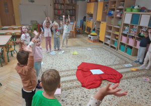 Dzieci tańczą do piosenki „ Serduszko przyjaźni”