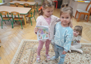 Dzieci wręczają laurki dla przyjaciela