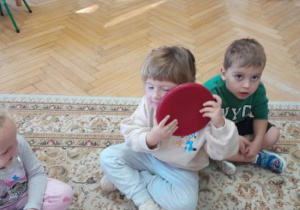 Dzieci dotykają kolczastych przedmiotów.