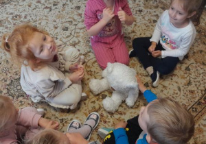 Dzieci pracują w grupach