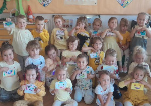 Uśmiechnięta grupa dzieci