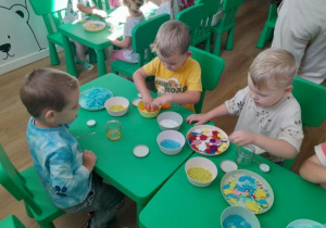 Dzieci uczestniczą w warsztatach plastycznych.