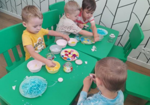 Dzieci uczestniczą w warsztatach plastycznych.