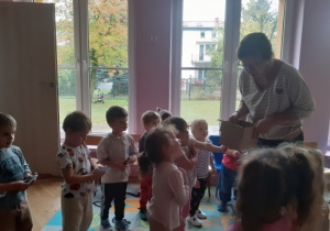 Chłopcy otrzymują prezenty z okazji dnia chłopaka.
