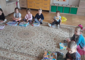 Dzieci prezentują swoje gry planszowe.