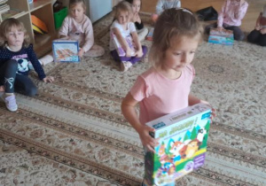 Dzieci prezentują swoje gry planszowe.