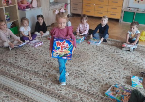 Dzieci prezentują swoje gry planszowe.