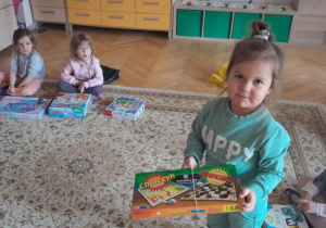 Dzieci prezentują swoje gry planszowe.