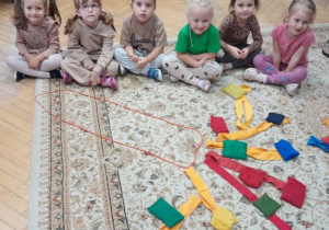 Dzieci układają sylwetę drzewa.