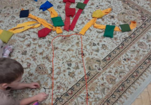 Dzieci układają sylwetę drzewa.