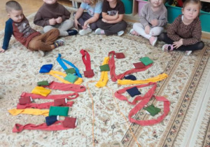 Dzieci układają sylwetę drzewa.