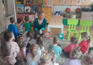 Dzieci uczestniczą w obchodach Urodzin Książkowego Misia.