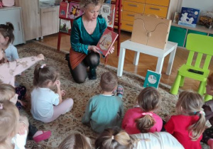 Dzieci uczestniczą w obchodach Urodzin Książkowego Misia.