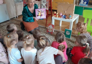 Dzieci uczestniczą w obchodach Urodzin Książkowego Misia.