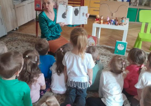 Dzieci uczestniczą w obchodach Urodzin Książkowego Misia.