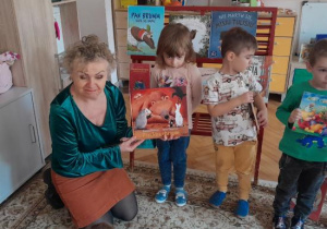 Dzieci uczestniczą w obchodach Urodzin Książkowego Misia.