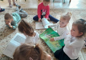 Dzieci uczestniczą w obchodach Urodzin Książkowego Misia.