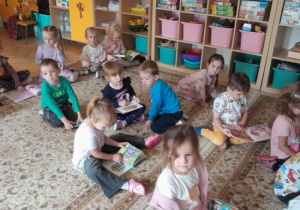 Dzieci uczestniczą w obchodach Urodzin Książkowego Misia.