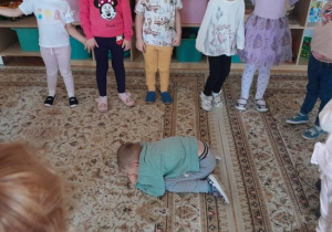 Dzieci uczestniczą w obchodach Urodzin Książkowego Misia.