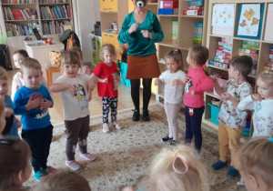 Dzieci uczestniczą w obchodach Urodzin Książkowego Misia.