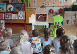 Dzieci uczestniczą w obchodach Urodzin Książkowego Misia.