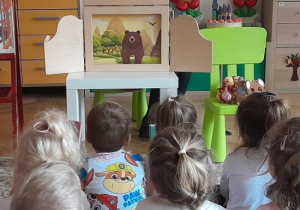 Dzieci uczestniczą w obchodach Urodzin Książkowego Misia.