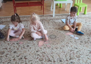 Dzieci uczestniczą w obchodach Urodzin Książkowego Misia.