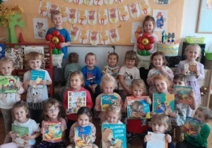 Dzieci uczestniczą w obchodach Urodzin Książkowego Misia.