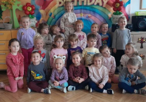 Jubilatka z grupą dzieci.