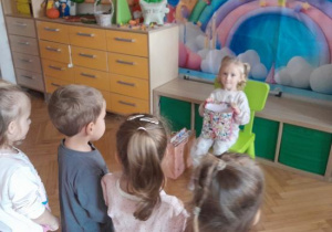 Dzieci śpiewają piosenkę urodzinową.