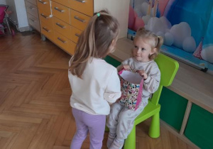 Dzieci składają życzenia.