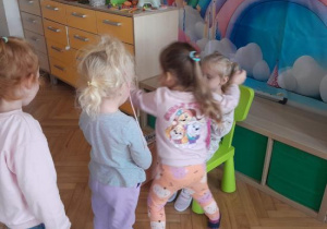 Dzieci składają życzenia.