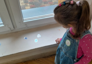 Dzieci szukają obrazków bakterii.