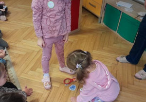 Dzieci przeliczają znalezione obrazki.