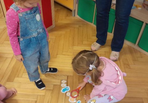 Dzieci przeliczają znalezione obrazki.