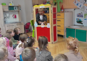 Dzieci grają w grę „ Śladami Łapsona”.