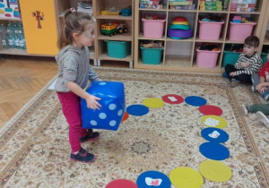 Dzieci grają w grę „ Śladami Łapsona”.