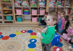 Dzieci grają w grę „ Śladami Łapsona”.