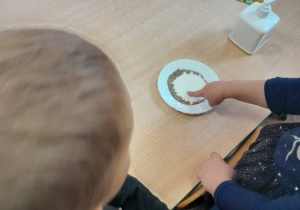 Dzieci wykonują eksperyment „ Moc mydła”.