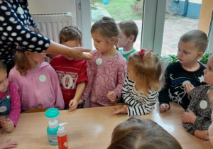 Dzieci oglądają mydłą.